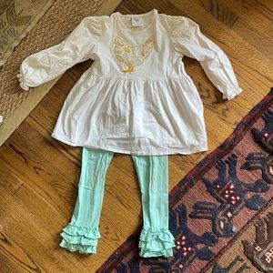 Shrimp & Grits set - top is size 8 and leggings are a size 7/8
